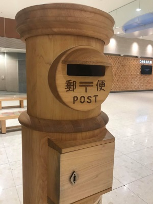 木製ポストの写真